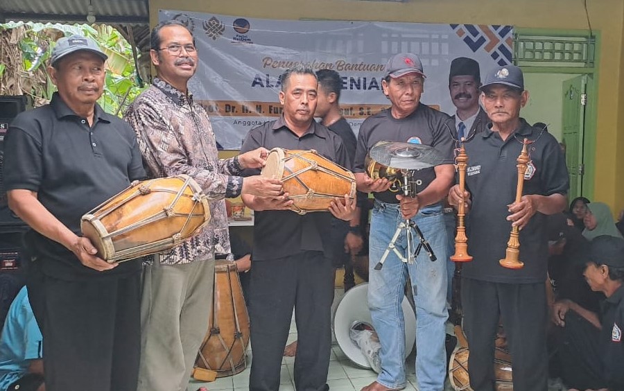 Dukung Kesenian Lokal, Furtasan Serahkan Bantuan Alat Kesenian
